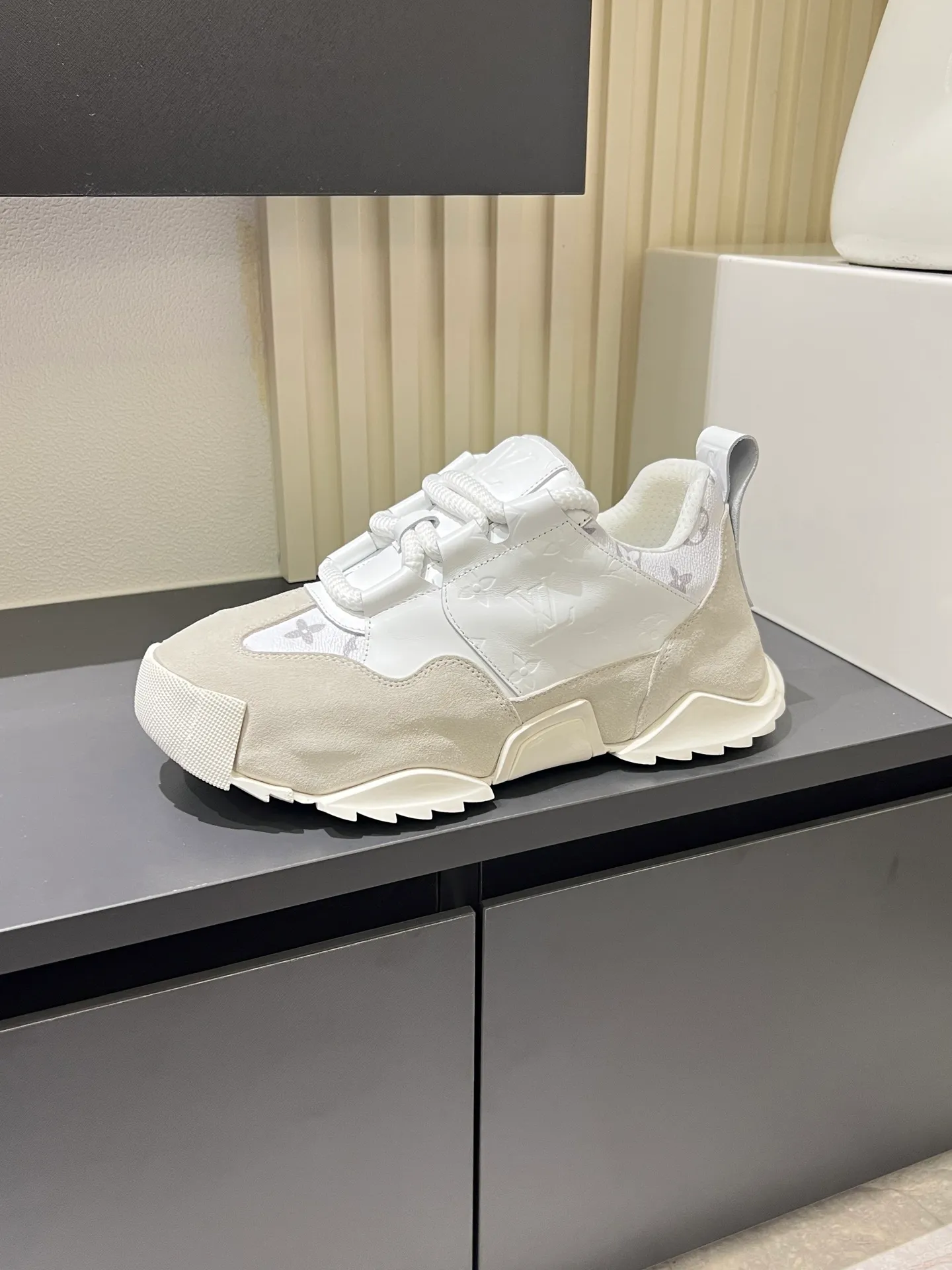 p600 "LOUI* VUITTO*" popular men's casual shoes, genuine development in Italy 💯Purchasing level quality ✔️The upper is made of first-layer cowhide, comfortable and soft sheepskin feet ⚡️ Fashionable and versatile, the toe last shape is firm and full, the soles are made from original LV molds and can be freely entered and exited the counter. Light and comfortable on the feet~Purely handmade, details determine quality! Size:39-44!